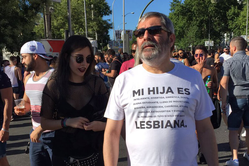 Il papà del Pride di Madrid che con la sua maglietta ha lanciato un bellissimo messaggio d’amore