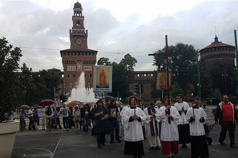Milano, la processione contro il Pride: “I gay sono peccatori che umiliano Dio”