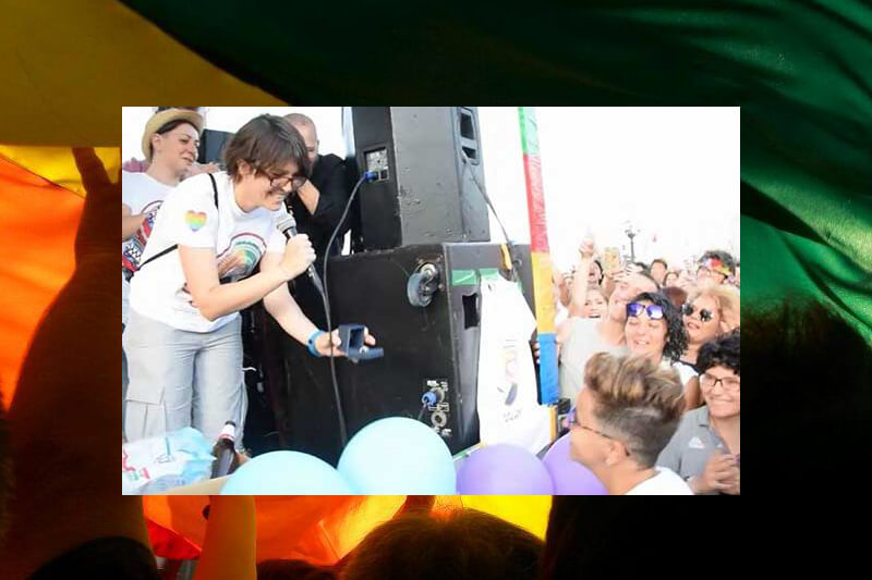 La commovente dichiarazione di matrimonio di Teresa alla compagna dal palco del Puglia Pride