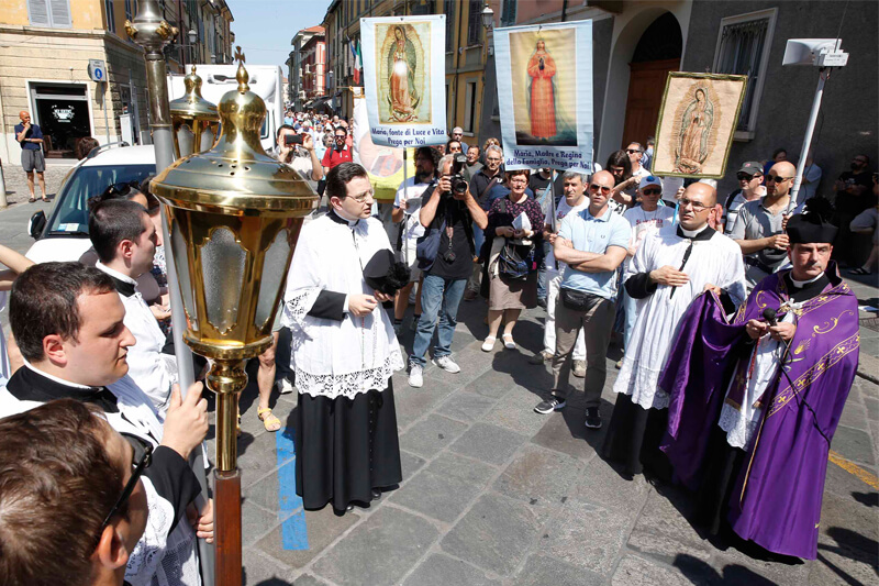 Rimini, il parroco contro il corteo riparatore: “Iniziativa non nostra e non la condividiamo”