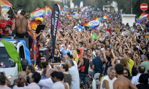 Rimini, il parroco contro il corteo riparatore: "Iniziativa non nostra e non la condividiamo" - summer pride rimini 2 1 - Gay.it