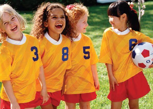 La lettera di un papà contro le bambine che giocano a calcio: "Mio figlio ha diritto a una squadra di soli maschi" - 04 little girls playing soccer - Gay.it