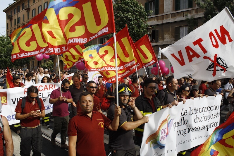 Vigile del Fuoco al Roma Pride, una petizione per salvarlo dal licenziamento