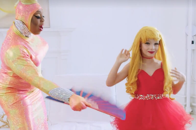 Drag queen a 8 anni: “La mia mamma mi supporta e mi aiuta a truccarmi”