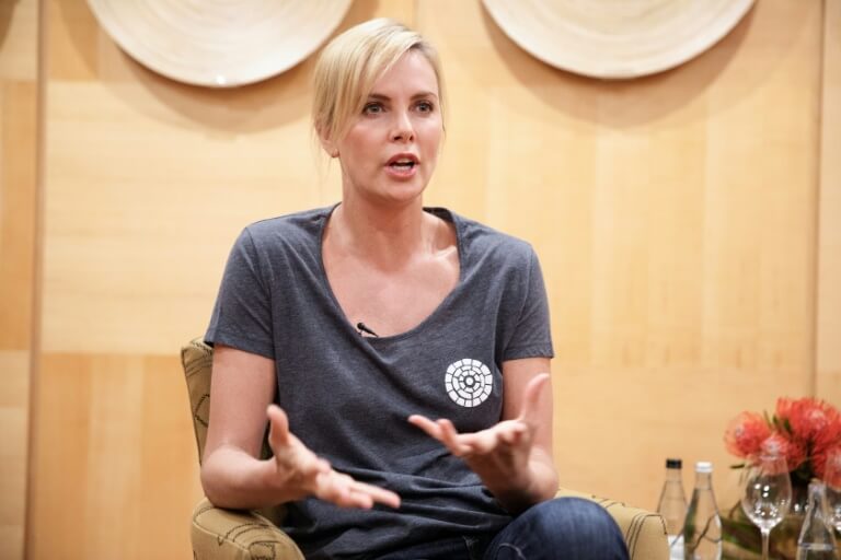 Charlize Theron e la lotta all'HIV-AIDS nel suo Sudafrica: "Ci penso tutti i giorni" - charlize theron 1 - Gay.it