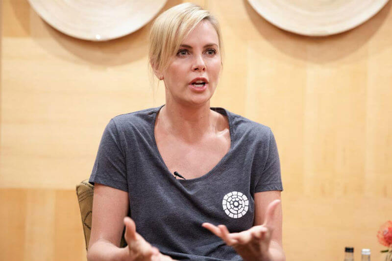Charlize Theron e la lotta all’HIV-AIDS nel suo Sudafrica: “Ci penso tutti i giorni”