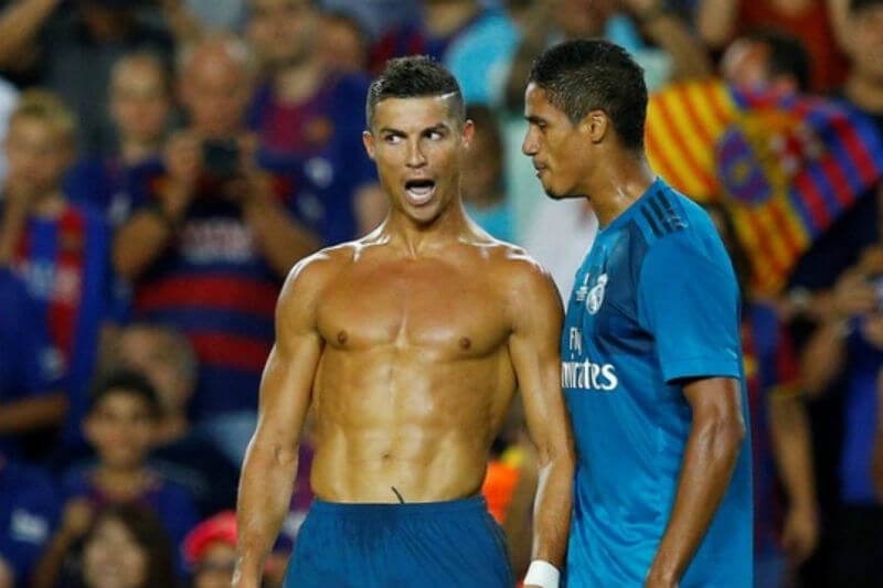 Cristiano Ronaldo, strip in campo per la vittoria in Supercoppa: la gallery