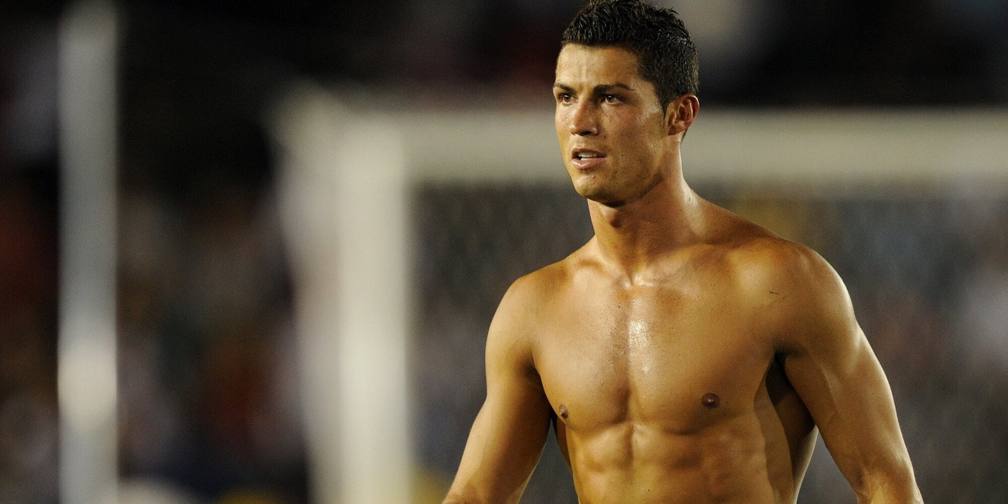 Calcio, tifosi invadono il campo per… baciare Cristiano Ronaldo
