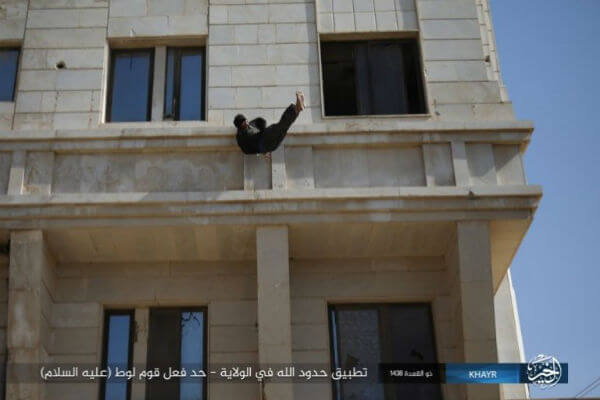 Isis, orrore senza fine: gay gettato dal palazzo e colpito con pietre - isis 2 - Gay.it