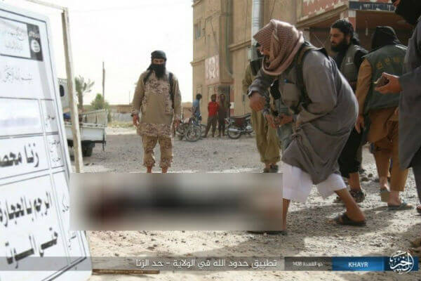 Isis, orrore senza fine: gay gettato dal palazzo e colpito con pietre - isis 3 - Gay.it