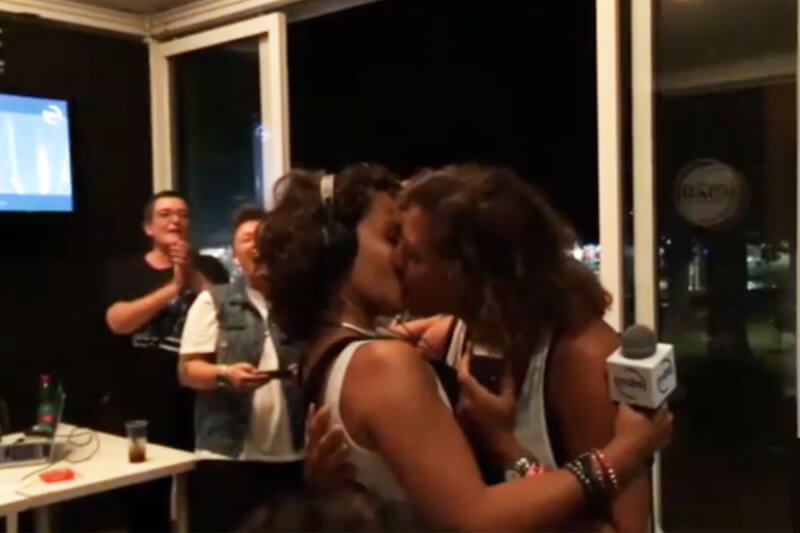 La fidanzata le chiede in diretta radio di sposarla: è successo alla conduttrice di m20