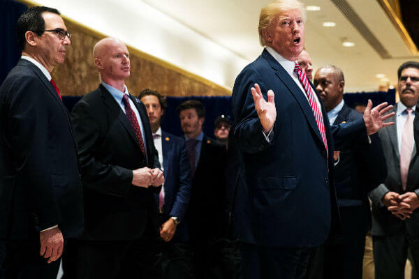 Trump è pronto a perdonare Joe Arpaio, lo sceriffo che odia gay e immigrati - trump arpaio 1 - Gay.it