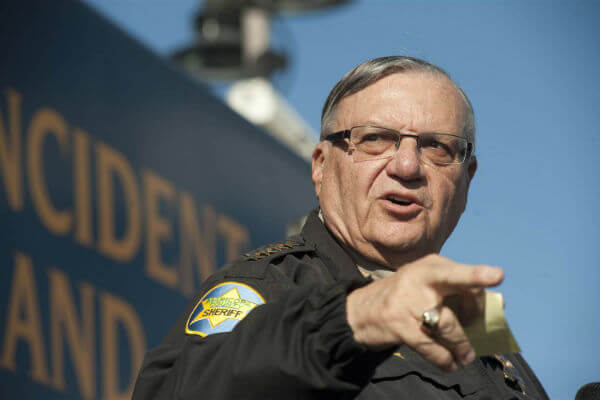 Trump è pronto a perdonare Joe Arpaio, lo sceriffo che odia gay e immigrati - trump arpaio 2 - Gay.it