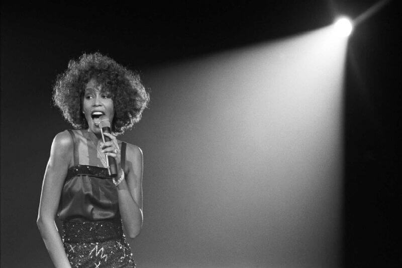 Whitney Houston, rivelazioni nel nuovo documentario: “Amava la sua storica assistente”