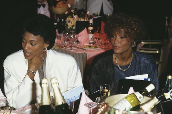 Whitney Houston, rivelazioni nel nuovo documentario: "Amava la sua storica assistente" - whitney houston 3 - Gay.it