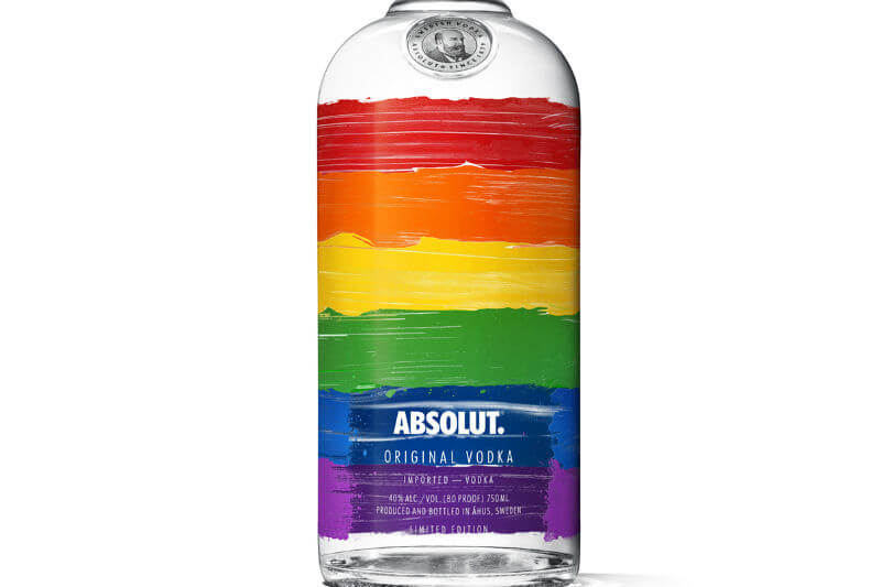 Vodka arcobaleno, arriva in Italia la bottiglia a sostegno della comunità LGBT