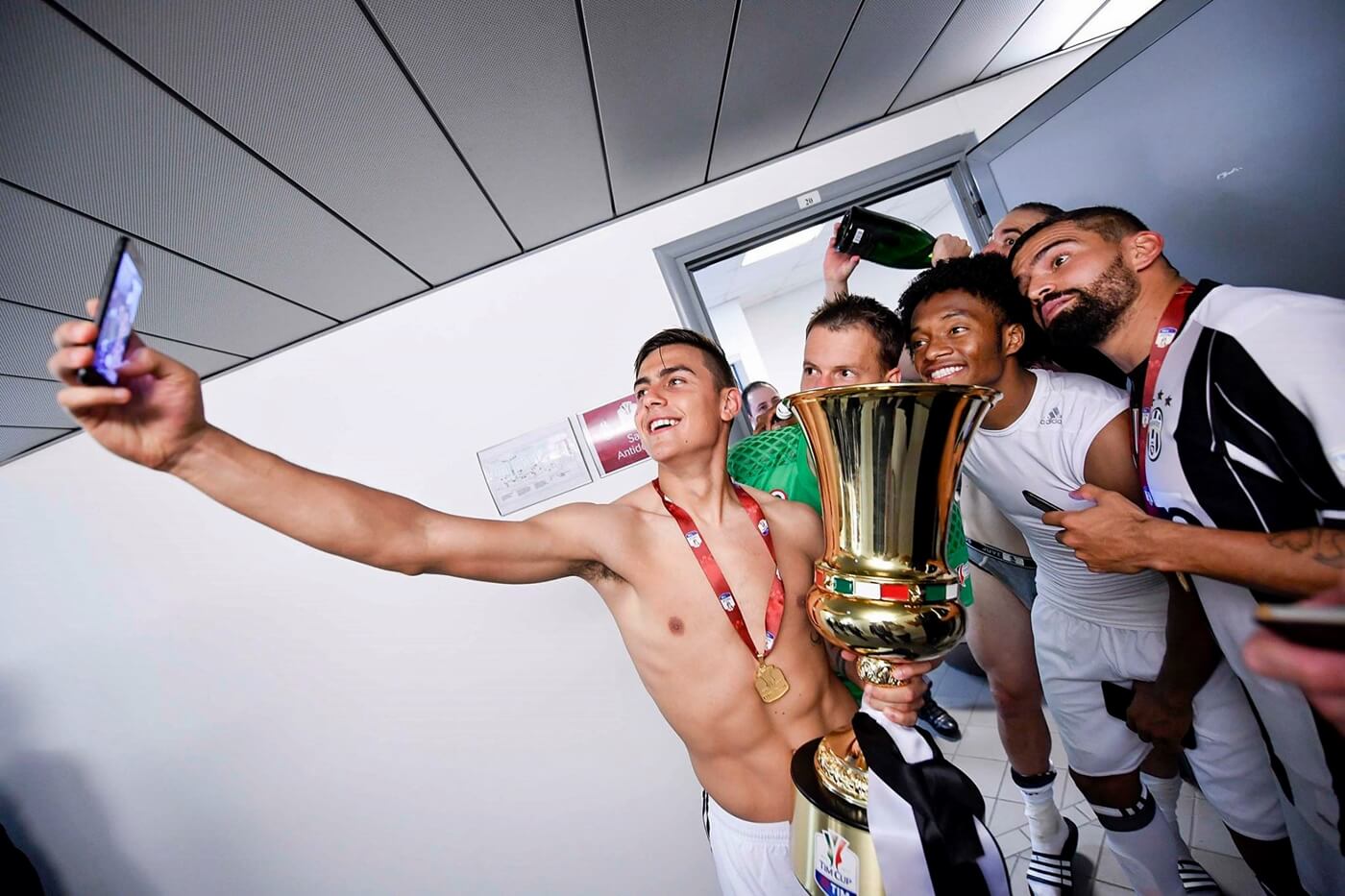 Paulo Dybala, festeggia nello spogliatoio