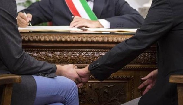 Ascoli, coppia gay derisa e insultata in piazza dopo l'unione civile - ascoli omofobia 1 - Gay.it