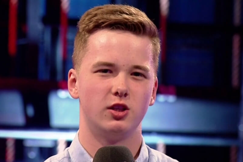 Andy, 16 anni, fa coming out in diretta tv: “È una cosa enorme per me, mi sono nascosto per anni”