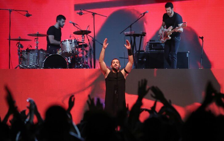 Egitto, sventolano bandiera LGBT al concerto: sette arresti - egitto 2 - Gay.it