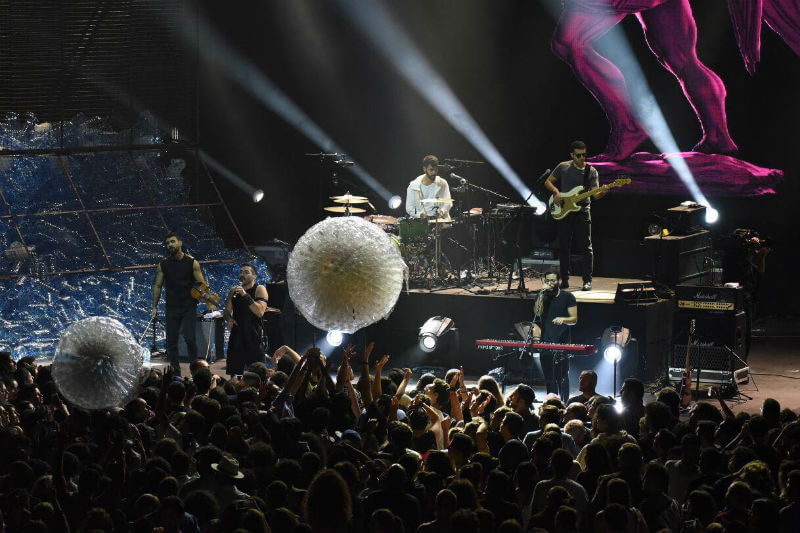 Egitto, sventolano bandiera LGBT al concerto: sette arresti