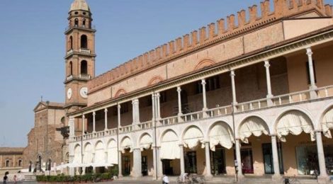 Faenza, liceali al primo giorno di scuola: "Il Torricelli rifiuta l'omofobia" - faenza 1 - Gay.it