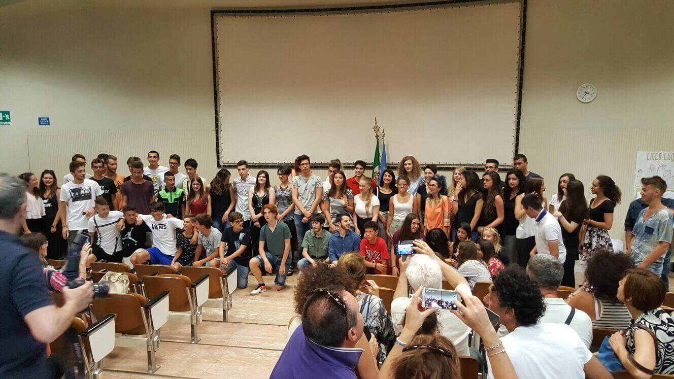 Faenza, liceali al primo giorno di scuola: "Il Torricelli rifiuta l'omofobia" - faenza 2 - Gay.it