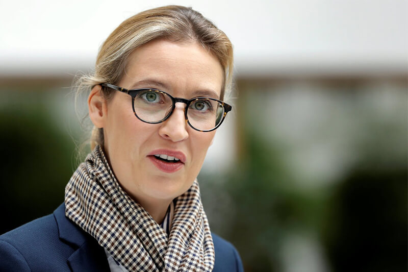 Germania, la candidata di estrema destra Alice Weidel fa coming out: “I gay devono temere l’Islam”