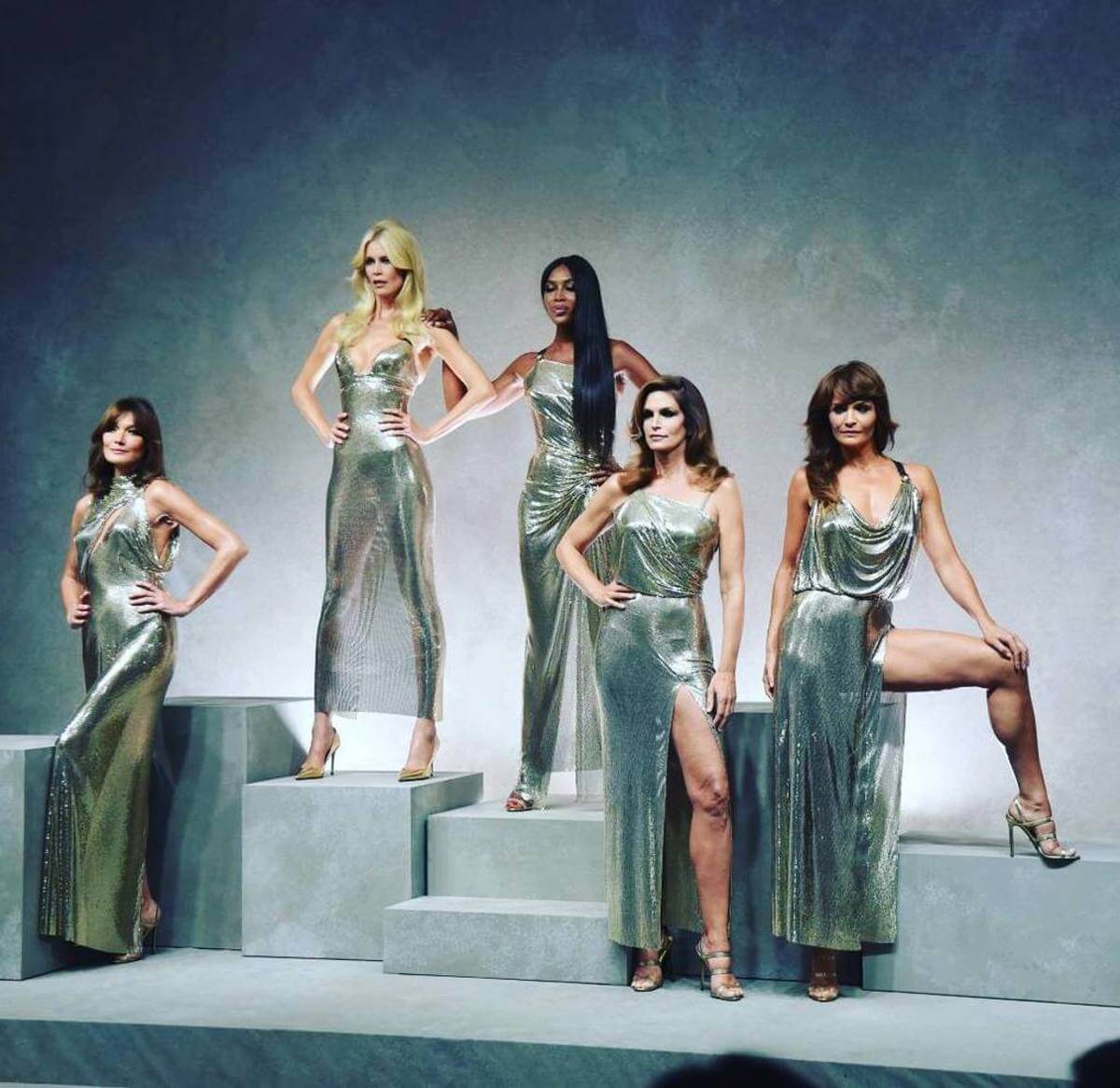 Donatella Versace, cinque storiche top model anni '90 in passerella per omaggiare Gianni - gianni versace tribute donatella - Gay.it