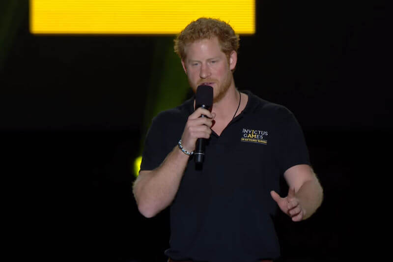 Principe Harry fermato da un fan a Toronto: “Per te lascerei mio marito”