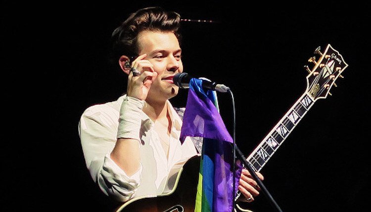 Harry Styles a San Francisco, via al tour con la bandiera arcobaleno - harry styles 2 - Gay.it