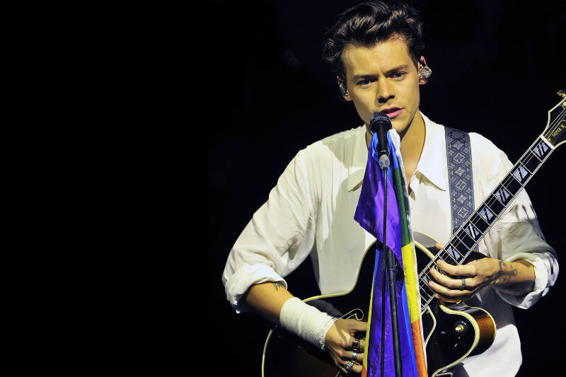 Harry Styles a San Francisco, via al tour con la bandiera arcobaleno