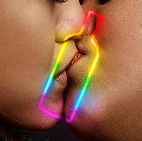 Vodka arcobaleno, arriva in Italia la bottiglia a sostegno della comunità LGBT - image004 - Gay.it