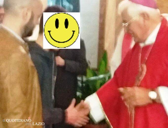 Omofobia in Chiesa: "Angelo è gay, non può farti da padrino alla cresima" - labico 1 - Gay.it