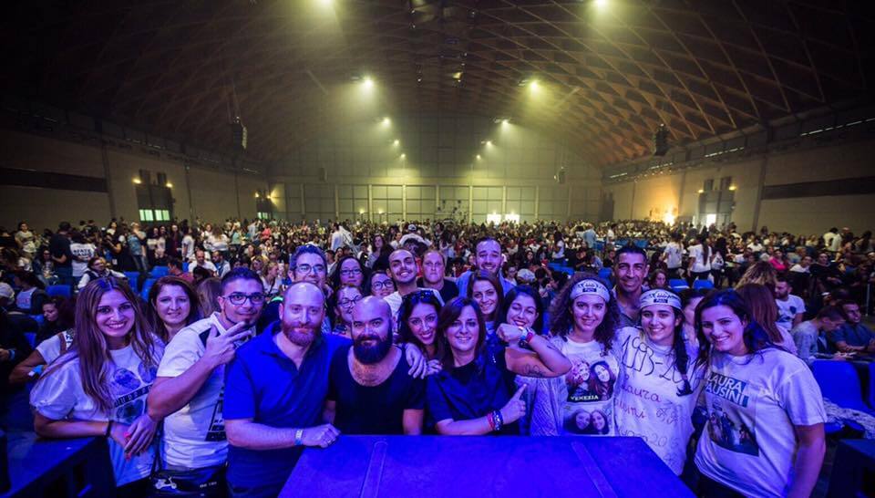 Laura Pausini dedica il raduno con i fan a Vincenzo Ruggiero: "Non ti dimentichiamo" - laura pausini 2 - Gay.it