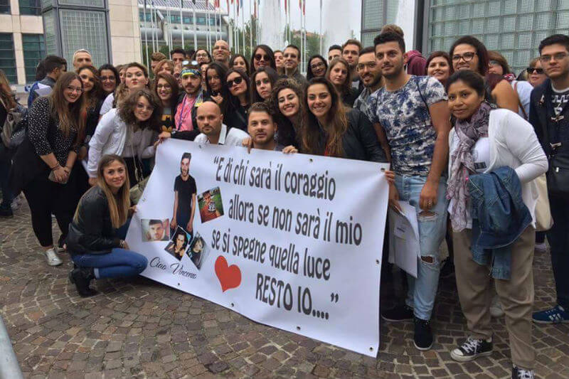 Laura Pausini dedica il raduno con i fan a Vincenzo Ruggiero: “Non ti dimentichiamo”