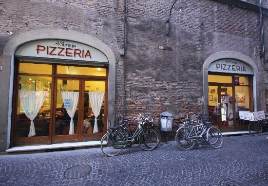 "Questo locale è gay friendly e pisan friendly": lo strambo annuncio a Lucca - lucca 2 - Gay.it