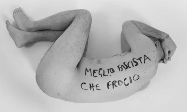 Napoli, pose osé contro l’omofobia: consigliere comunale censurato su Facebook
