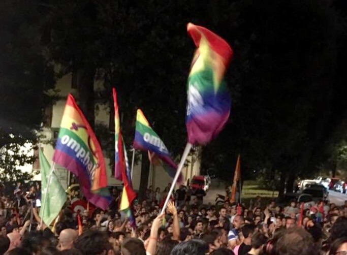 Perugia, manifesto per il rientro a scuola con i colori della pace: ma è l'arcobaleno LGBT - perugia 2 - Gay.it