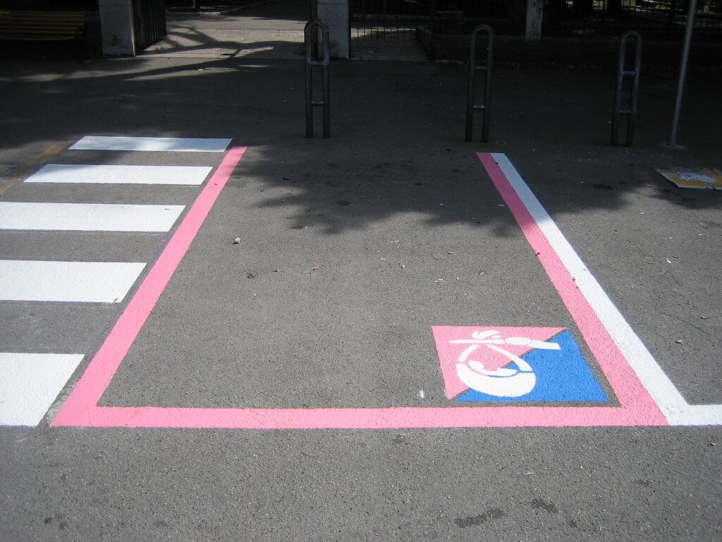 Pontida, bufera sulla Lega: parcheggi rosa ma solo per donne eterosessuali ed europee - pontida 1 - Gay.it