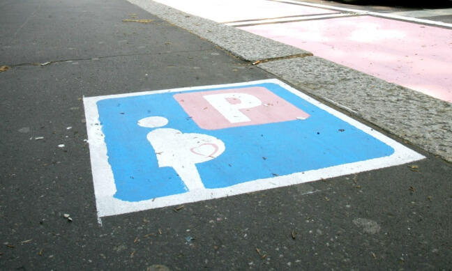 Pontida, bufera sulla Lega: parcheggi rosa ma solo per donne eterosessuali ed europee - pontida 2 - Gay.it