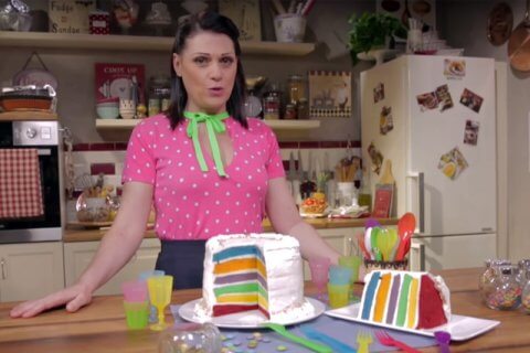 Rainbow cake: il turorial di Sonia Peronaci per fare una squisita torta super proud - rainbowcake - Gay.it