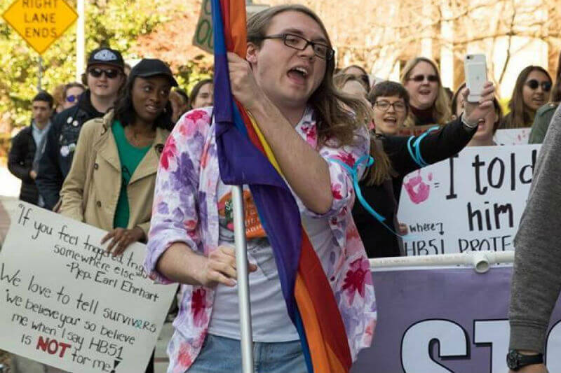 Stati Uniti, esplode il caso dell’attivista intersex ucciso dalla polizia: “Aveva solo un coltello”