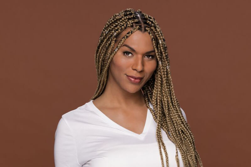 La modella trans Munroe Bergdorf scrive su Facebook: “Bianchi razzisti”, L’Oréal la licenzia