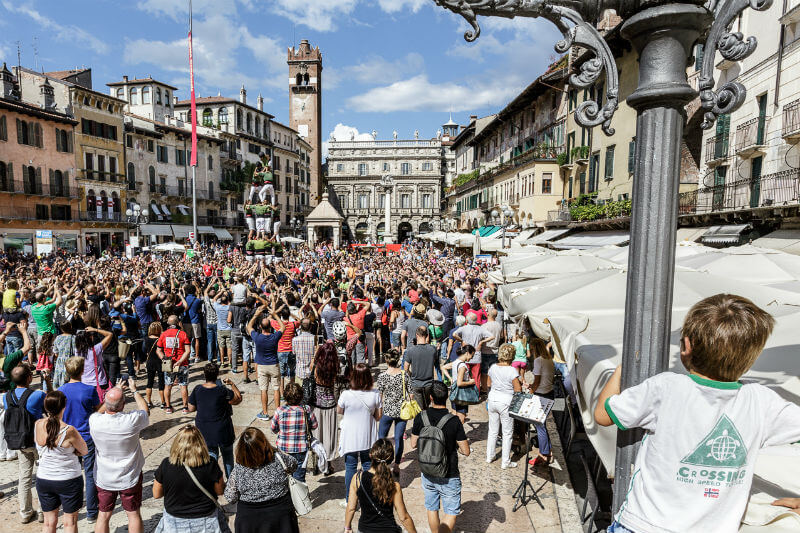 Verona, il Comune cancella evento LGBT: “Contenuti non adatti”