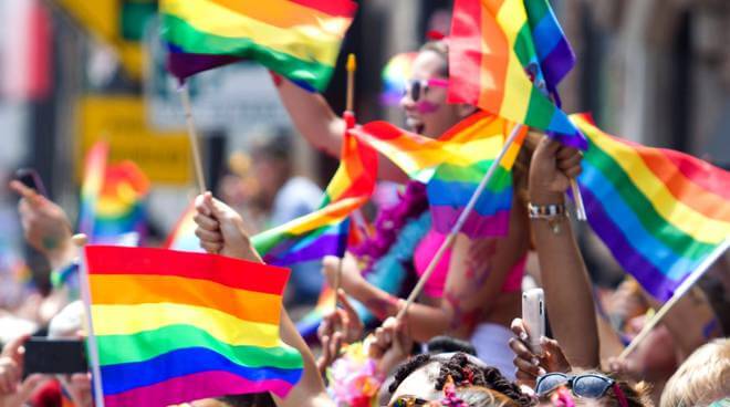 Pompiere in divisa al Pride: i colleghi raccolgono 50.000 firme in suo sostegno - vigili 2 - Gay.it