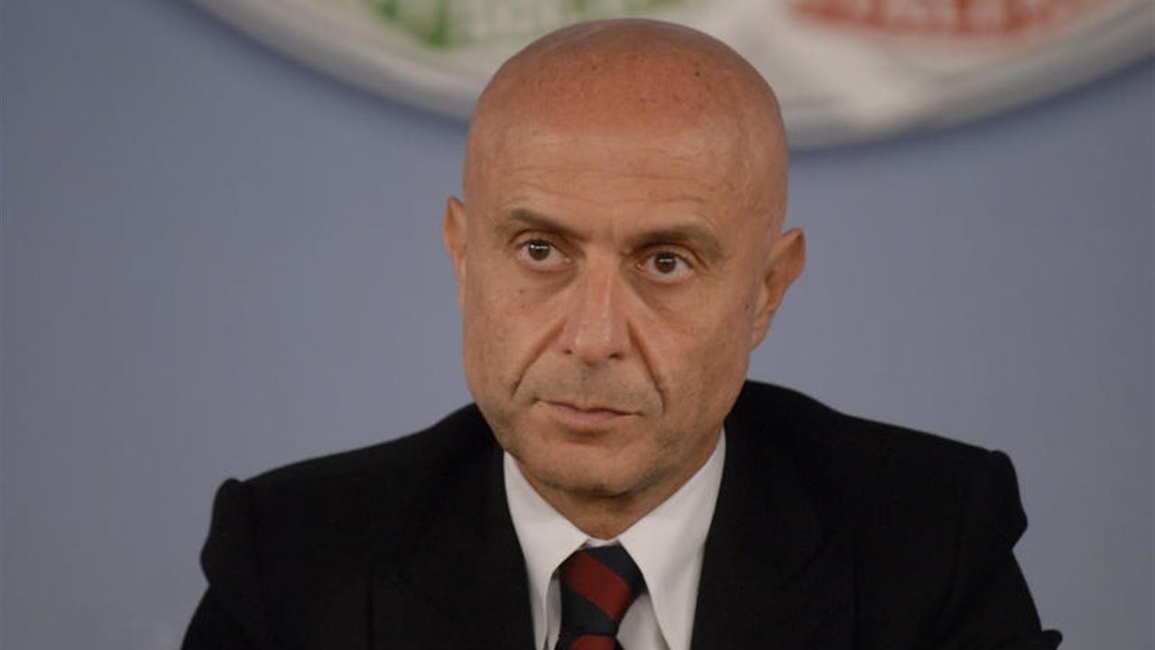 Pompiere in divisa al Pride: i colleghi raccolgono 50.000 firme in suo sostegno - vigili 3 - Gay.it