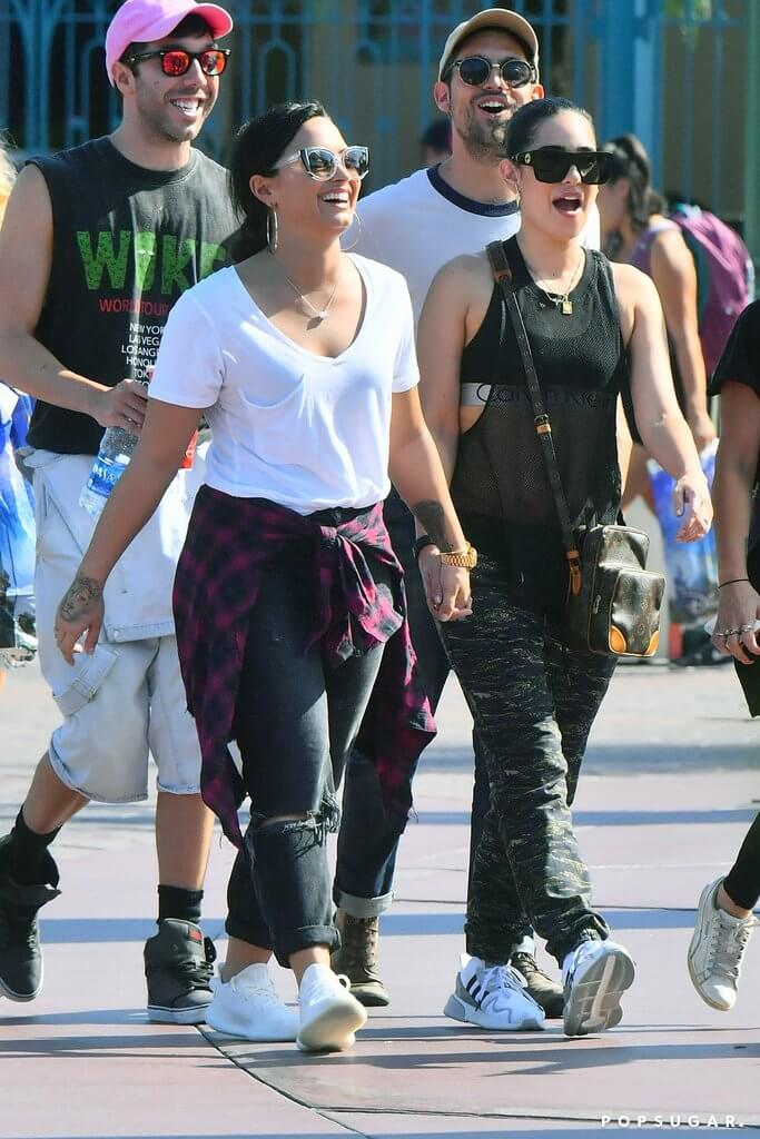 Demi Lovato fa coming out: "L'ho sempre sentito" - Demi Lovato Holds Hands Lauren Abedini Disneyland - Gay.it