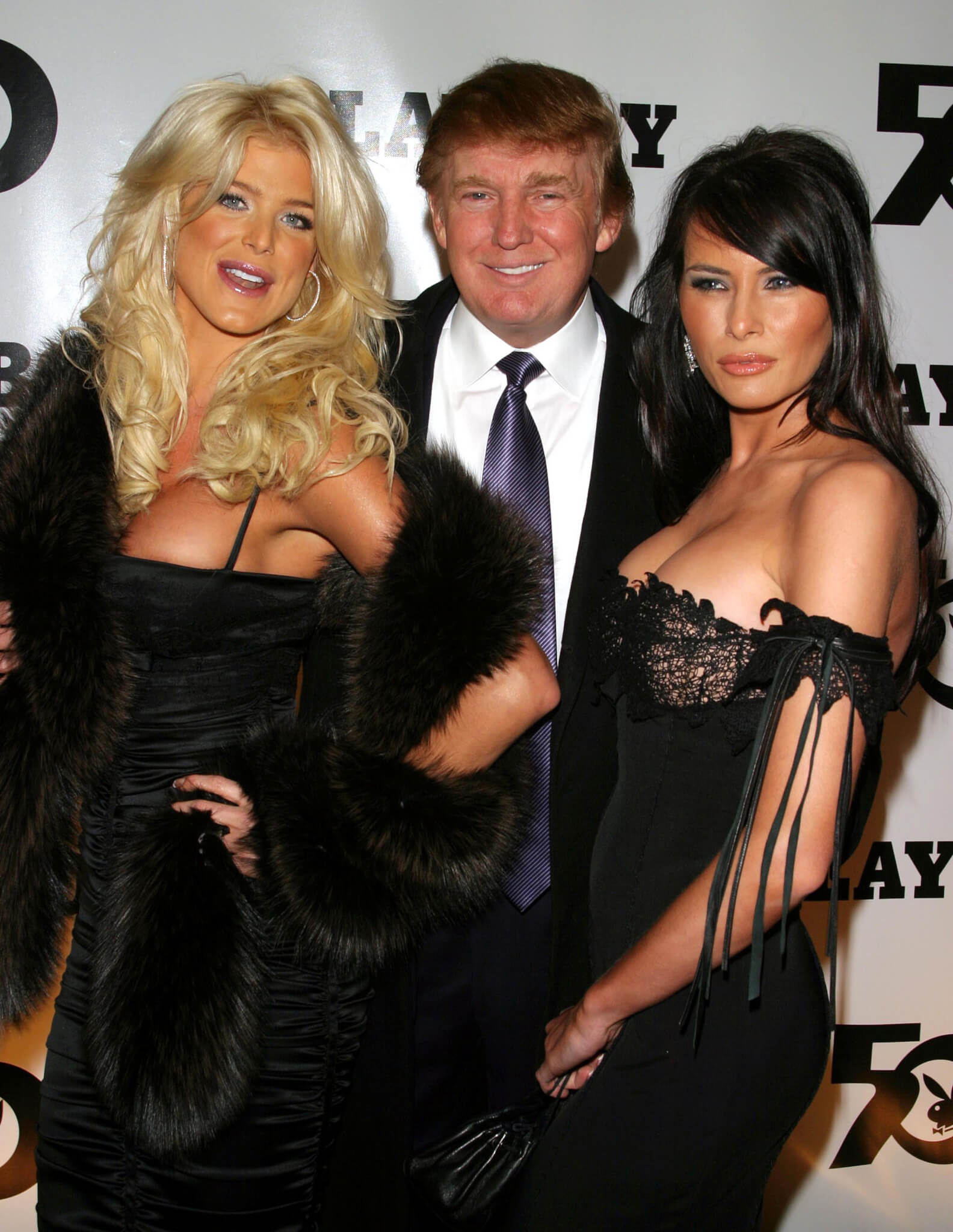 Donald Trump a una festa di Playboy tra Victoria Silvestedt e la moglie Melania.