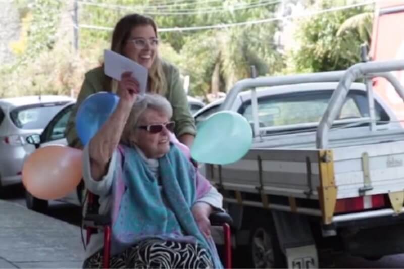 Australia, nonna in carrozzina vota sì al referendum sul matrimonio same-sex: ‘sogno le nozze di mia nipote lesbica’